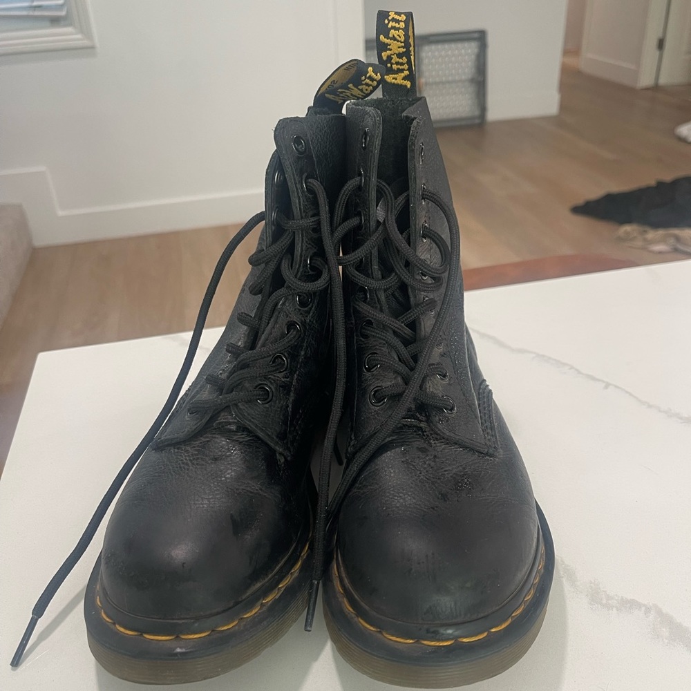 Dr Martens size 7 women’s. Worn twice.